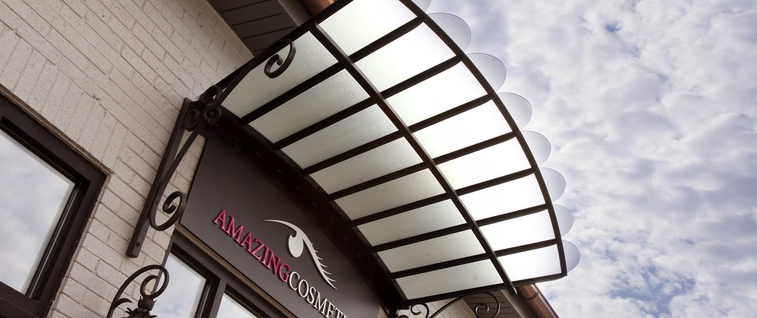 AmazingCosmetics You are looking at a close up of the glamorous glass canopy entrance.