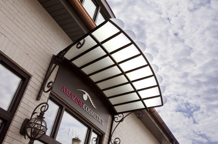 AmazingCosmetics You are looking at a close up of the glamorous glass canopy entrance.