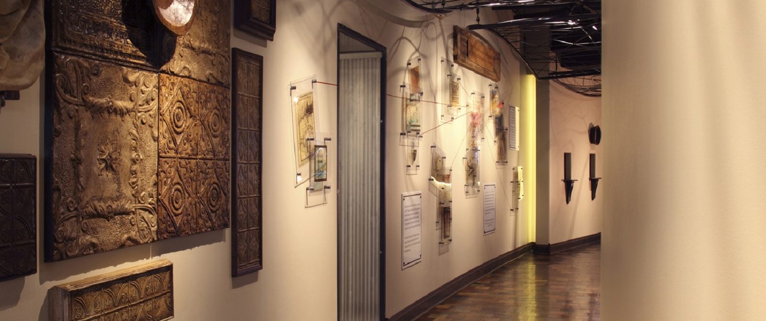 At Chili U, an artistic undulating iron ceiling structure hovers above the wood tiled floor in the curved corridor which connects to the restaurant at the rear of the building.