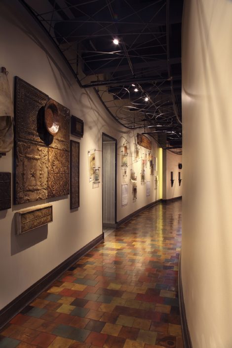 At Chili U, an artistic undulating iron ceiling structure hovers above the wood tiled floor in the curved corridor which connects to the restaurant at the rear of the building.