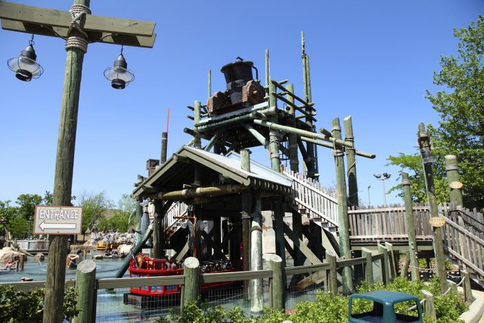 Six Flags Great America - Buccaneer Battle water bucket dump.