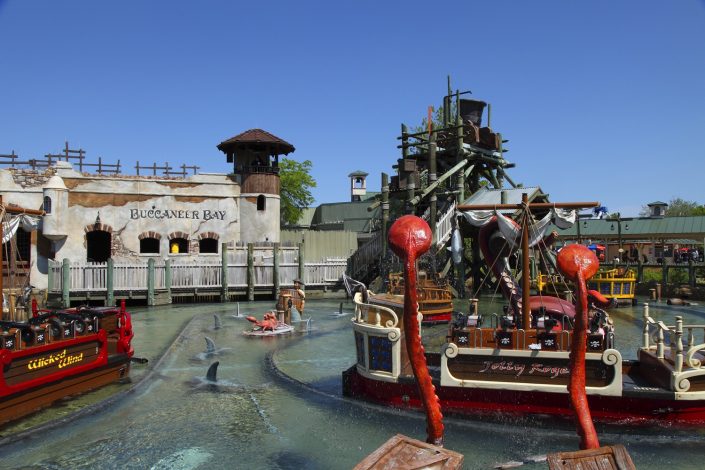 Six Flags Great America - Buccaneer Battle view of pool, pirate boats and bucket dump.